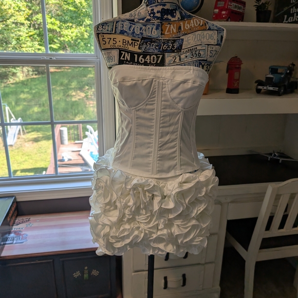 Ivory Strapless Corset with Ruffle Skirt Medium - Picture 1 of 6